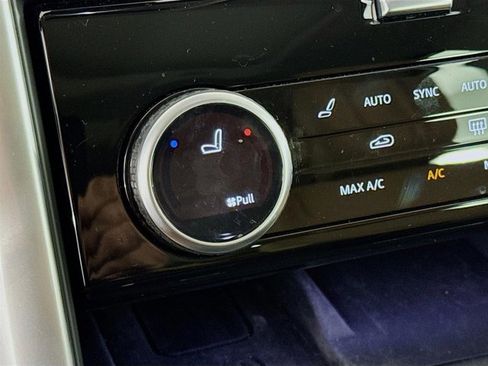 Used 2025 Land Rover Discovery Metropolitan Edition image 23