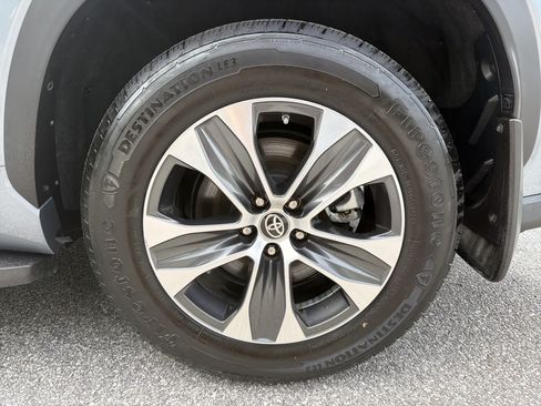 Used 2022 Toyota Highlander XLE FWD image 21