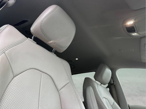 Used 2018 Chrysler Pacifica Touring-L image 18