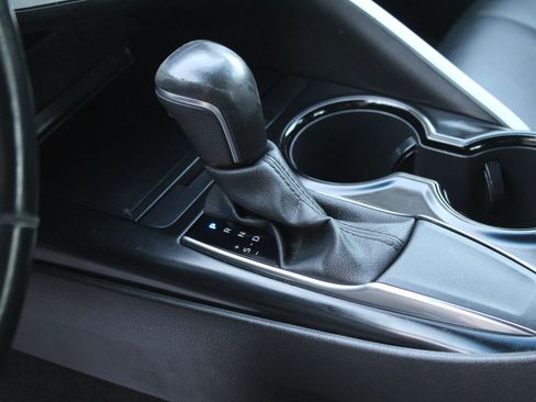 Used 2020 Toyota Camry SE FWD image 23