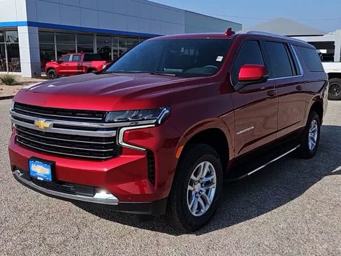 Used 2024 Chevrolet Suburban LT w/ Luxury Package AWD/4WD image 3