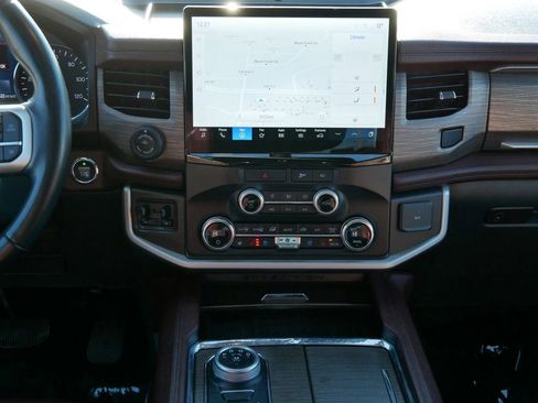 Used 2022 Ford Expedition Limited image 16