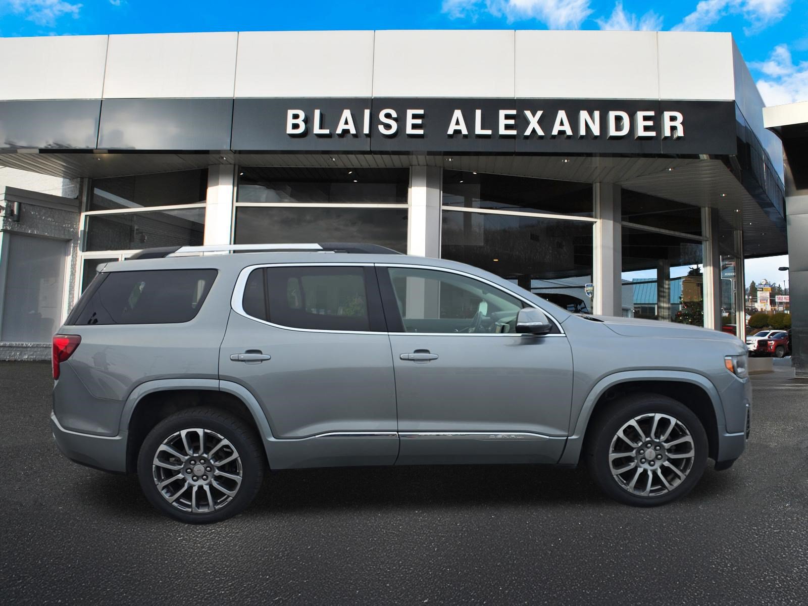 Used 2023 GMC Acadia Denali w/ Denali Technology Package AWD/4WD image 2