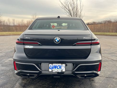 Used 2023 BMW 760i xDrive image 3