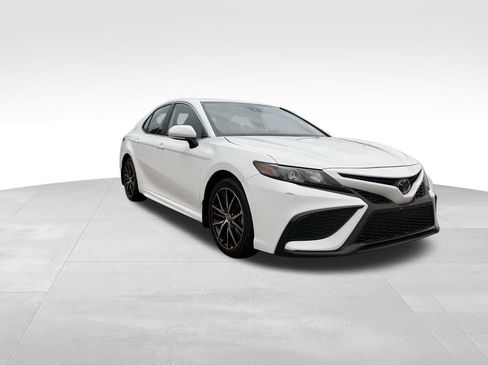 Used 2024 Toyota Camry SE w/ Cold Weather Package FWD image 10