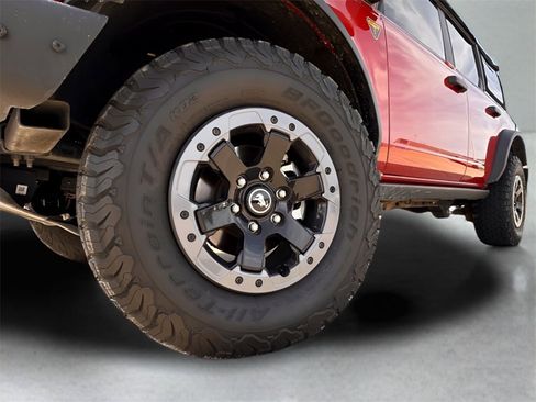Used 2022 Ford Bronco Badlands image 9