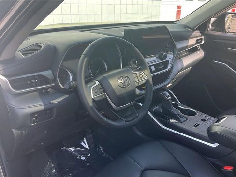 Used 2023 Toyota Highlander XLE image 18