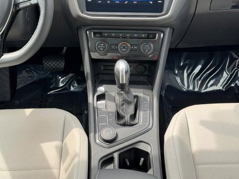 Used 2021 Volkswagen Tiguan SE w/ Panoramic Sunroof Package AWD/4WD image 15