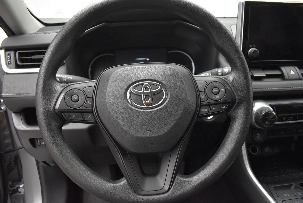 Used 2025 Toyota RAV4 XLE AWD/4WD image 17