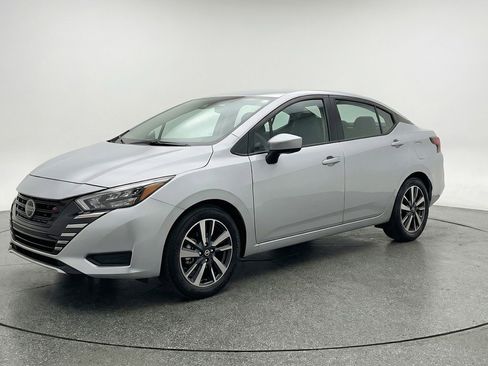 Used 2025 Nissan Versa SV image 3