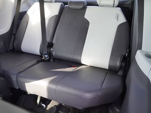 Used 2023 Toyota Sienna XSE FWD image 18