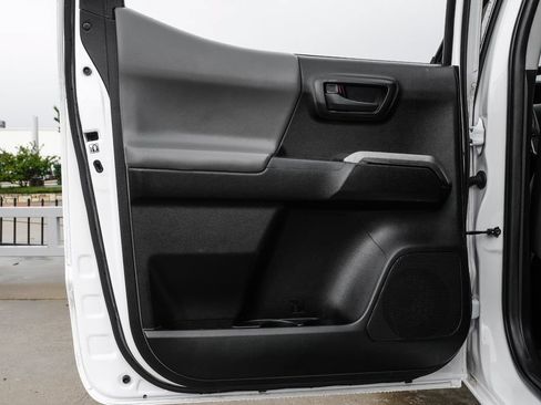 Used 2018 Toyota Tacoma SR5 RWD image 43