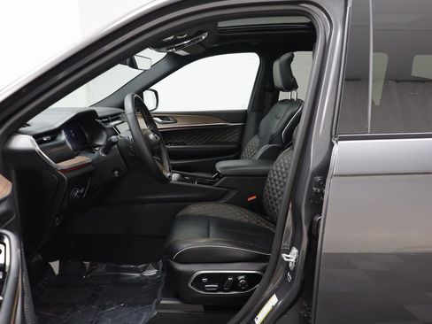 Used 2025 Jeep Grand Cherokee Summit image 5