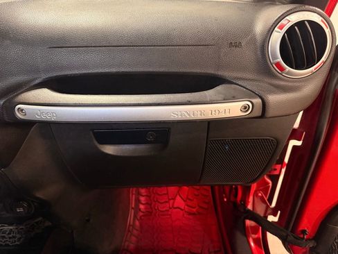 Used 2016 Jeep Wrangler Unlimited Sahara w/ Connectivity Group image 27