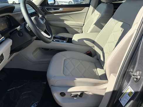 New 2025 Volkswagen Atlas SE image 18