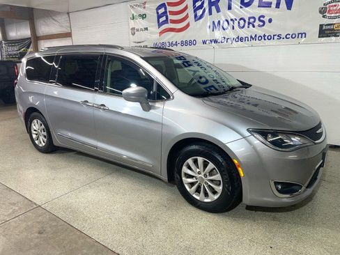 Used 2019 Chrysler Pacifica Touring-L image 3