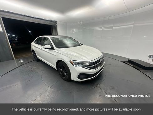 Used 2024 Volkswagen Jetta SE w/ Panoramic Sunroof Package image 8