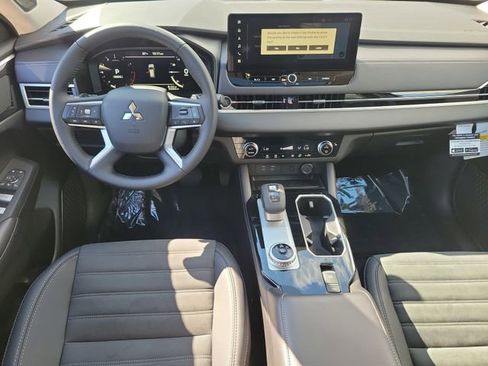 New 2025 Mitsubishi Outlander SE image 15