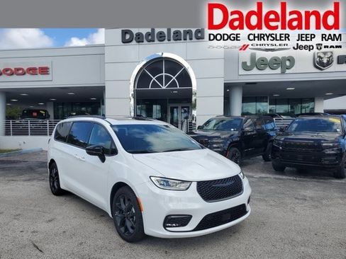 New 2026 Chrysler Pacifica Limited FWD image 1