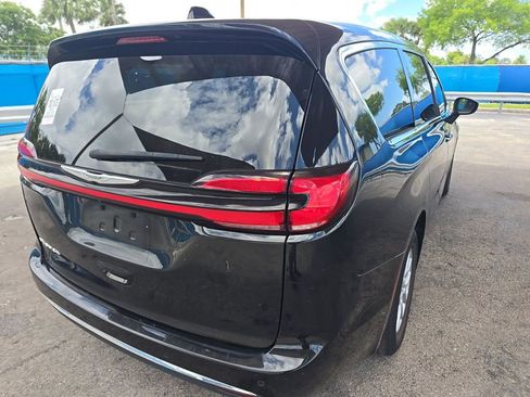 Used 2023 Chrysler Pacifica Touring-L FWD image 4
