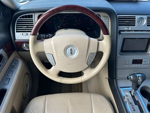 Used 2005 Lincoln Navigator 4WD image 13