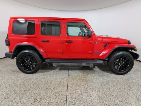 Used 2025 Jeep Wrangler Unlimited Sahara AWD/4WD image 8