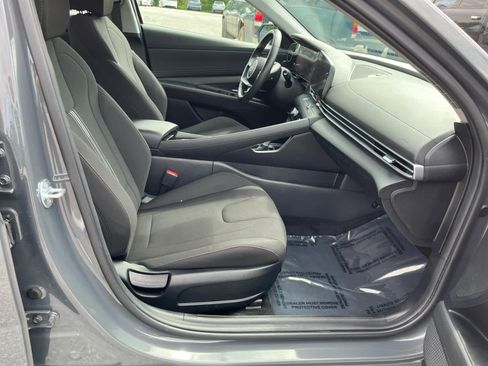 Used 2025 Hyundai Elantra SEL FWD image 33