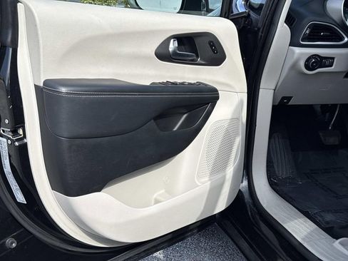 Used 2023 Chrysler Pacifica Touring-L image 19