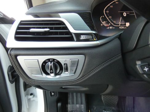 Used 2022 BMW 745e xDrive image 69