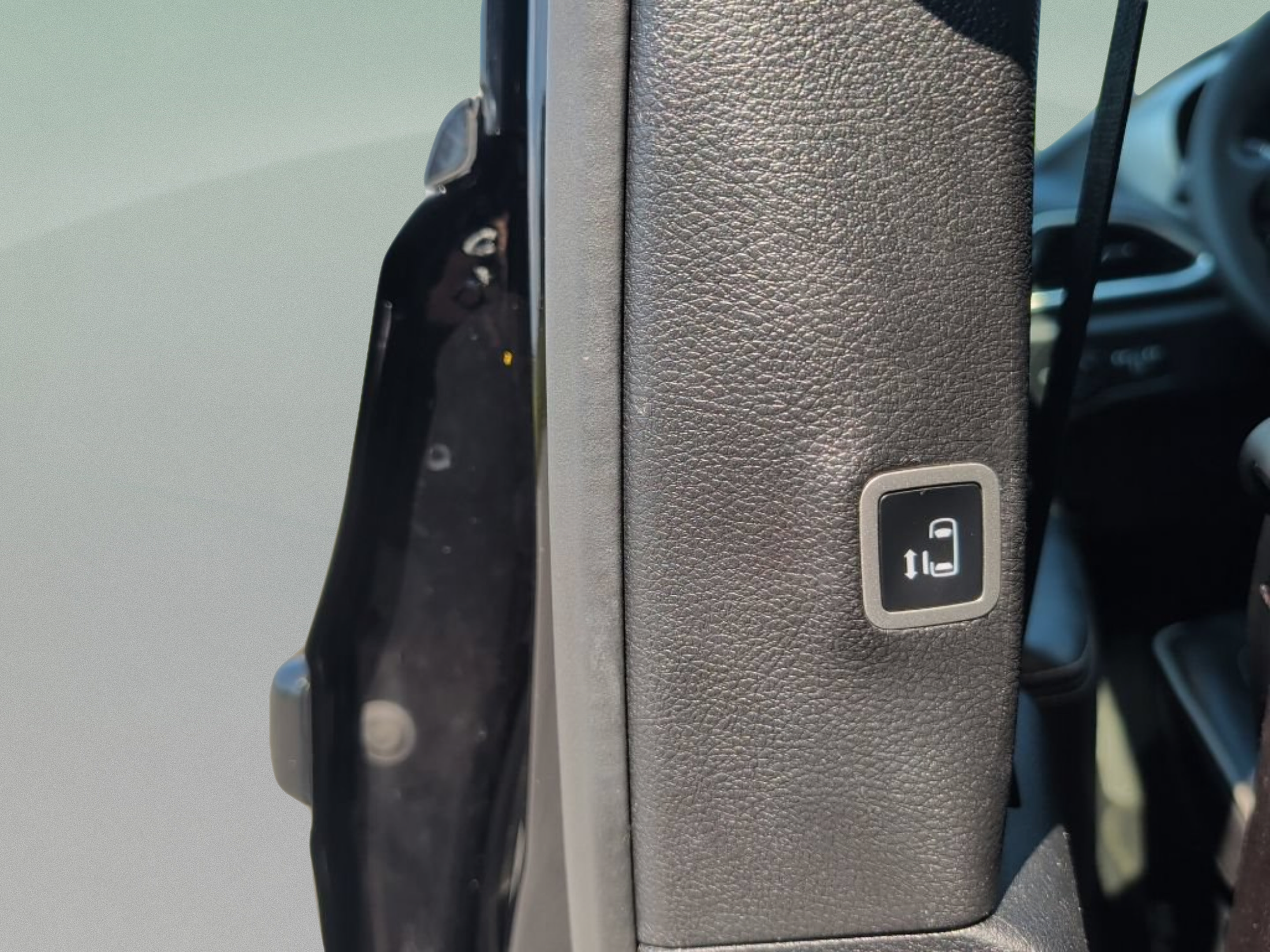 Used 2025 Chrysler Pacifica Limited FWD image 39