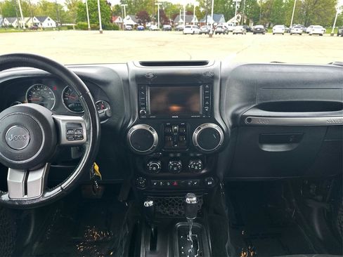 Used 2018 Jeep Wrangler Unlimited Sahara AWD/4WD image 13