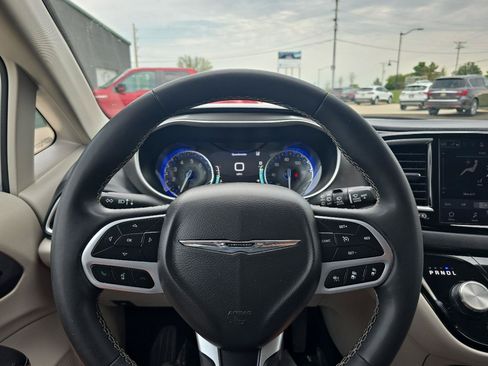 Used 2023 Chrysler Pacifica Touring-L FWD image 40