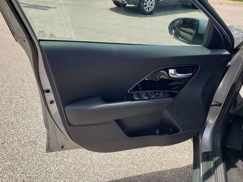 Used 2022 Kia Niro LXS FWD image 10
