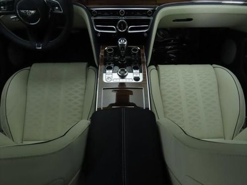 Used 2025 Bentley Flying Spur Plug-In Hybrid image 17