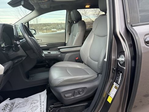 Used 2021 Toyota Sienna XLE image 11