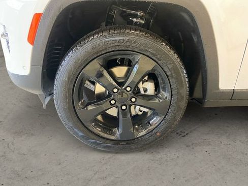 New 2025 Jeep Grand Cherokee Limited w/ Luxury Tech Group II image 14