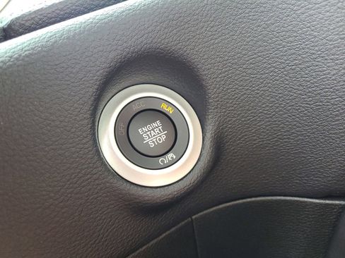 New 2023 Chrysler Pacifica Limited w/ Uconnect Theater Family Group image 30