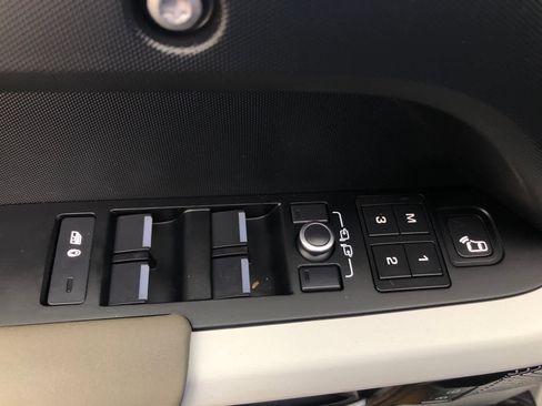 Used 2023 Land Rover Defender 110 SE AWD/4WD image 9