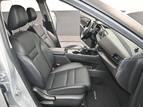 Used 2025 Nissan Rogue SV w/ SV Premium Package FWD image 30