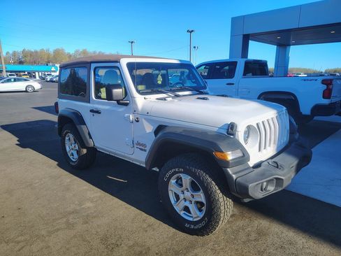 Used 2019 Jeep Wrangler Sport AWD/4WD image 2