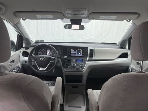 Used 2020 Toyota Sienna L image 18