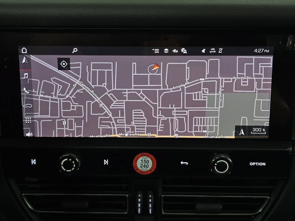 Certified 2026 Porsche Macan AWD/4WD image 18