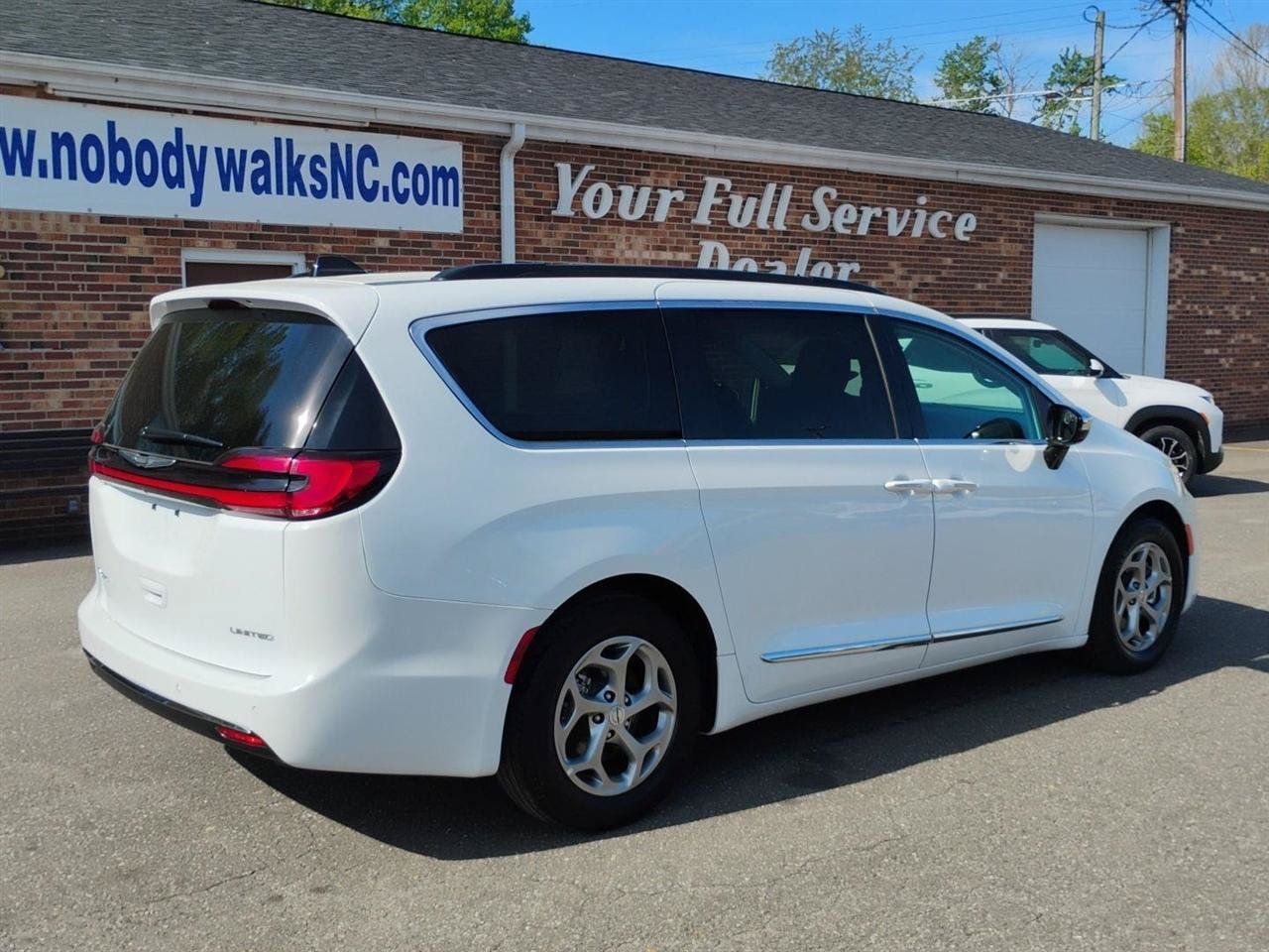Used 2023 Chrysler Pacifica Limited FWD image 5