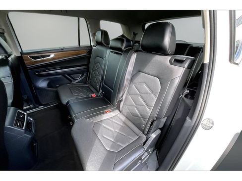 Used 2024 Volkswagen Atlas SE FWD image 19