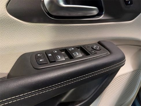 Used 2023 Chrysler Pacifica Touring-L image 10