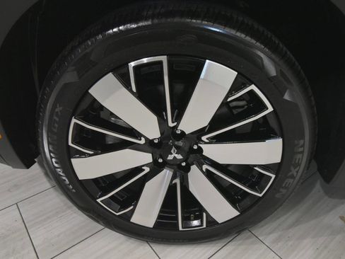 Used 2025 Mitsubishi Outlander SE image 9