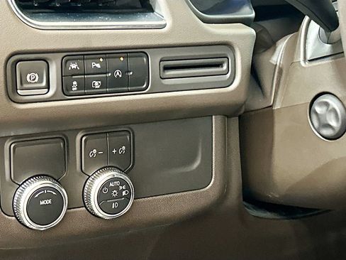 Used 2024 GMC Yukon SLT w/ SLT Luxury Package RWD image 8