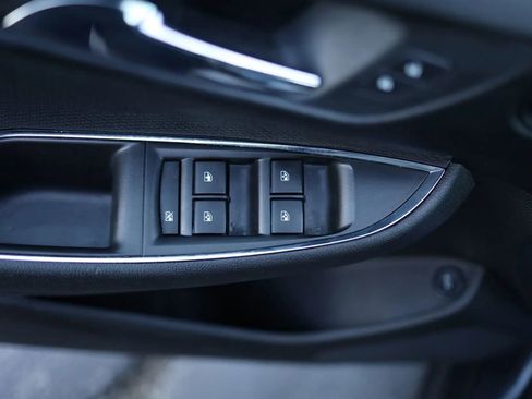 Used 2017 Chevrolet Cruze LT image 11