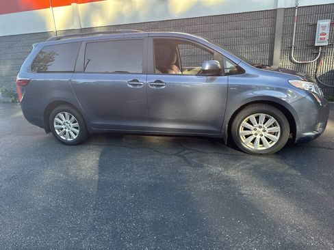 Used 2017 Toyota Sienna LE AWD/4WD image 18