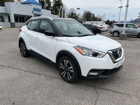 Used 2020 Nissan Kicks SV image 2